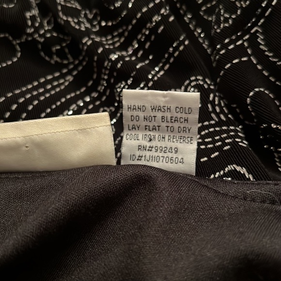 Beautiful sparkle throughout fabric - Picture 5 of 5